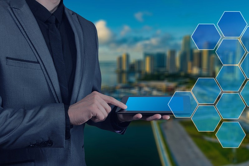 businessman-3210932_1280-1